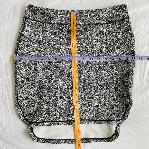 LULULEMON City Skirt Floral Dahlia Pattern Tube Skirt (Black + White, Size: 4) - Picture 12 of 15